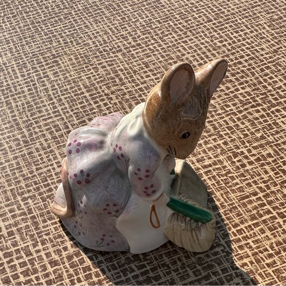 Beswick Hunca Munca Sweeping figurine - Picture 3 of 5